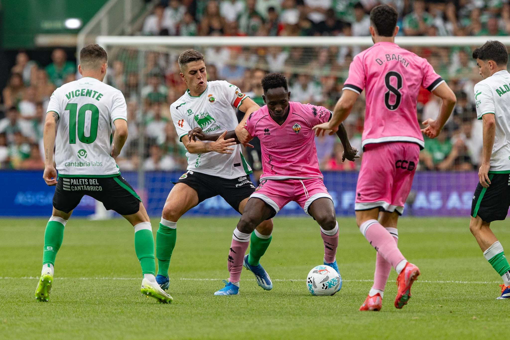 Íñigo Sainz-Maza presiona a Camara, que protege el balón. 