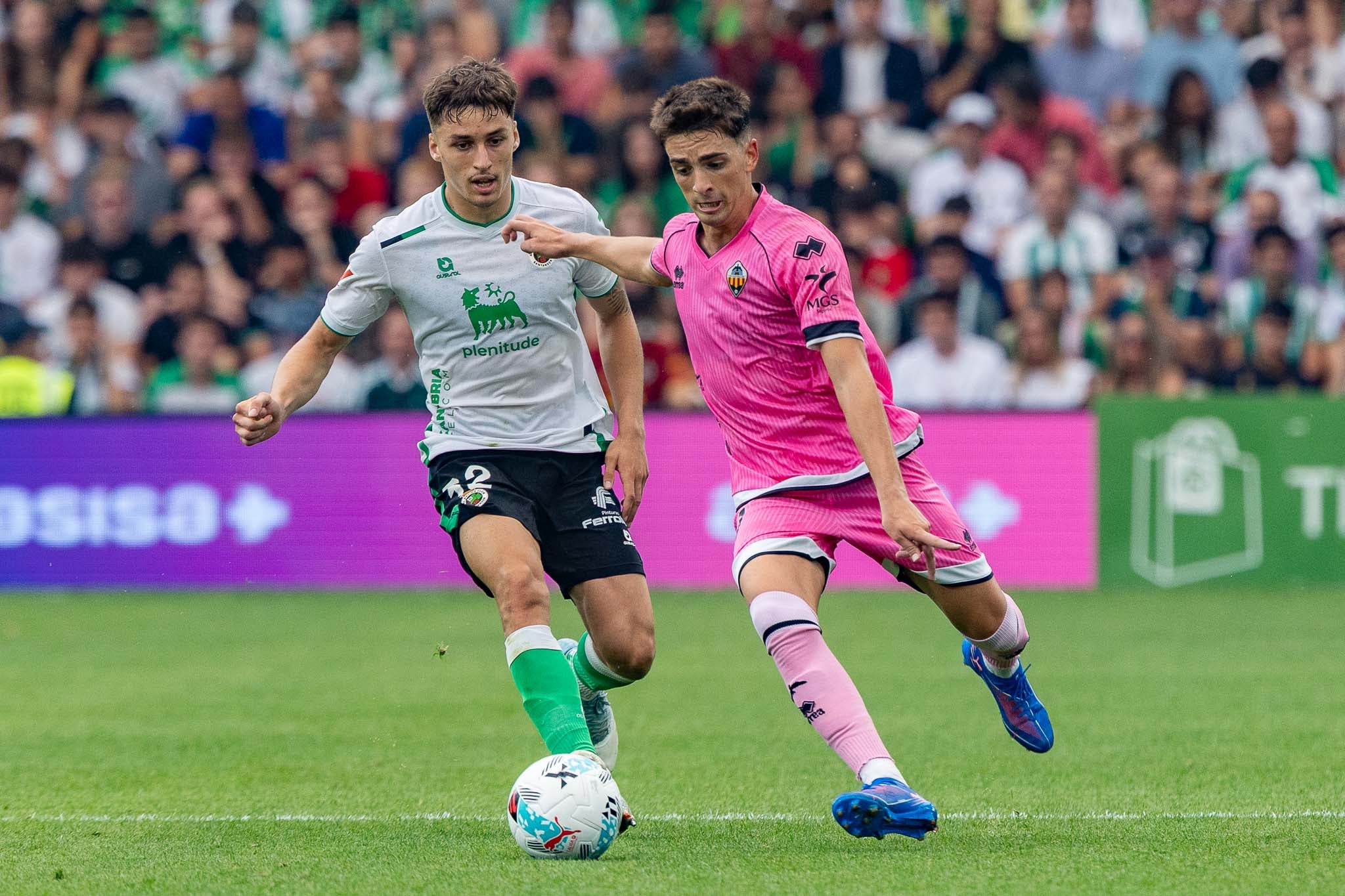 Salinas aprieta para robar el balón a un rival. 