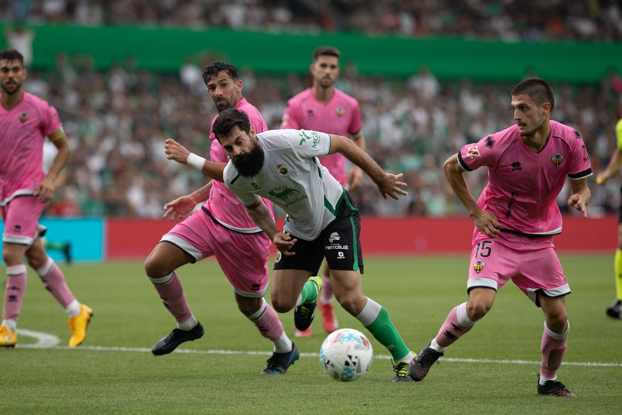 Villalibre entra en el área entre varios rivales. 