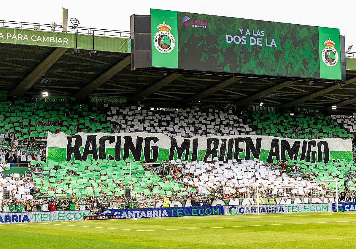 Mosaico y pancarta en la Gradona y Tribuna Norte antes de comenzar el partido