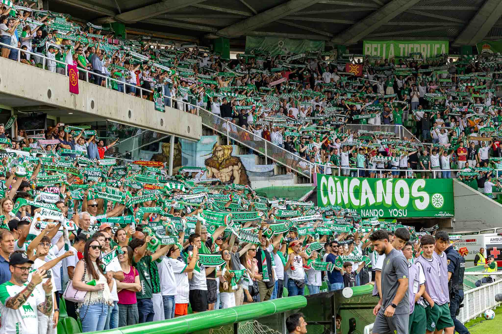 La afición del Racing interpretó 'La Fuente de Cacho'. 