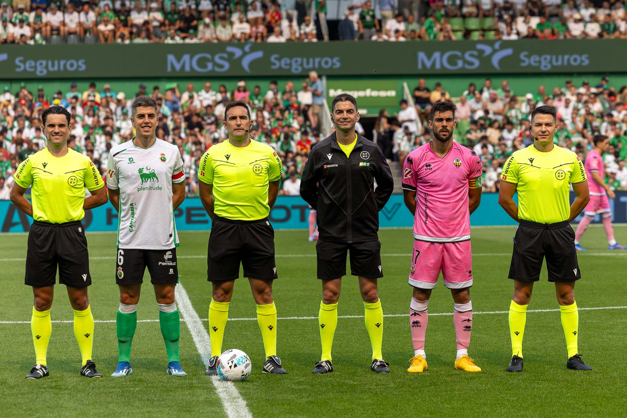 Los capitanes, Íñigo Sainz-Maza y Salva Ruiz, junto a los árbitros. 