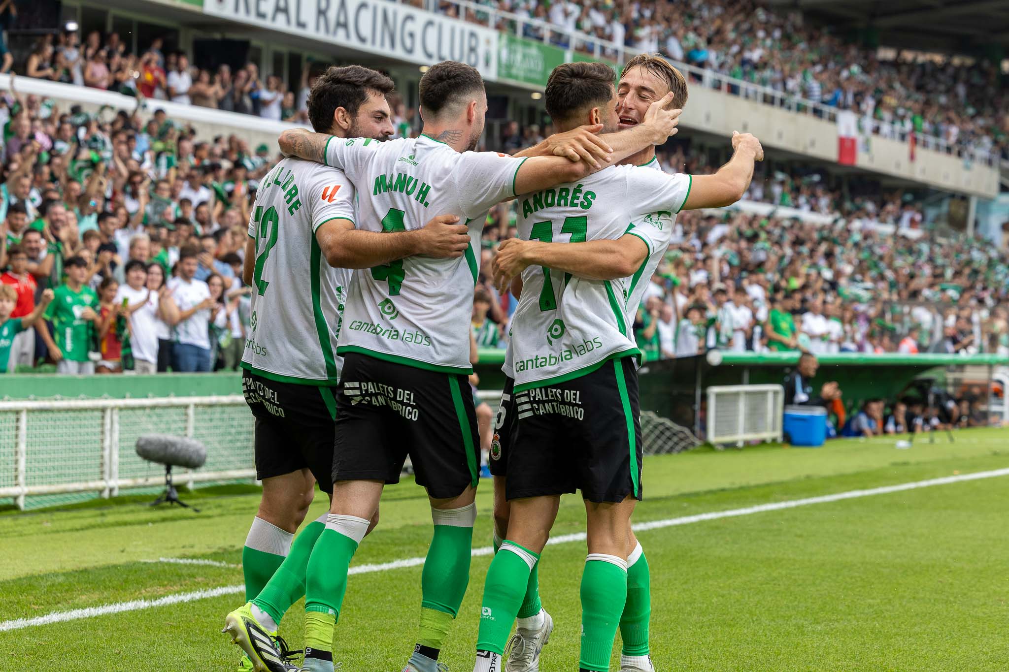 Villalibre, Manu Hernando y Javi Castro celebran con Andrés Martín la consecución del segundo gol. 