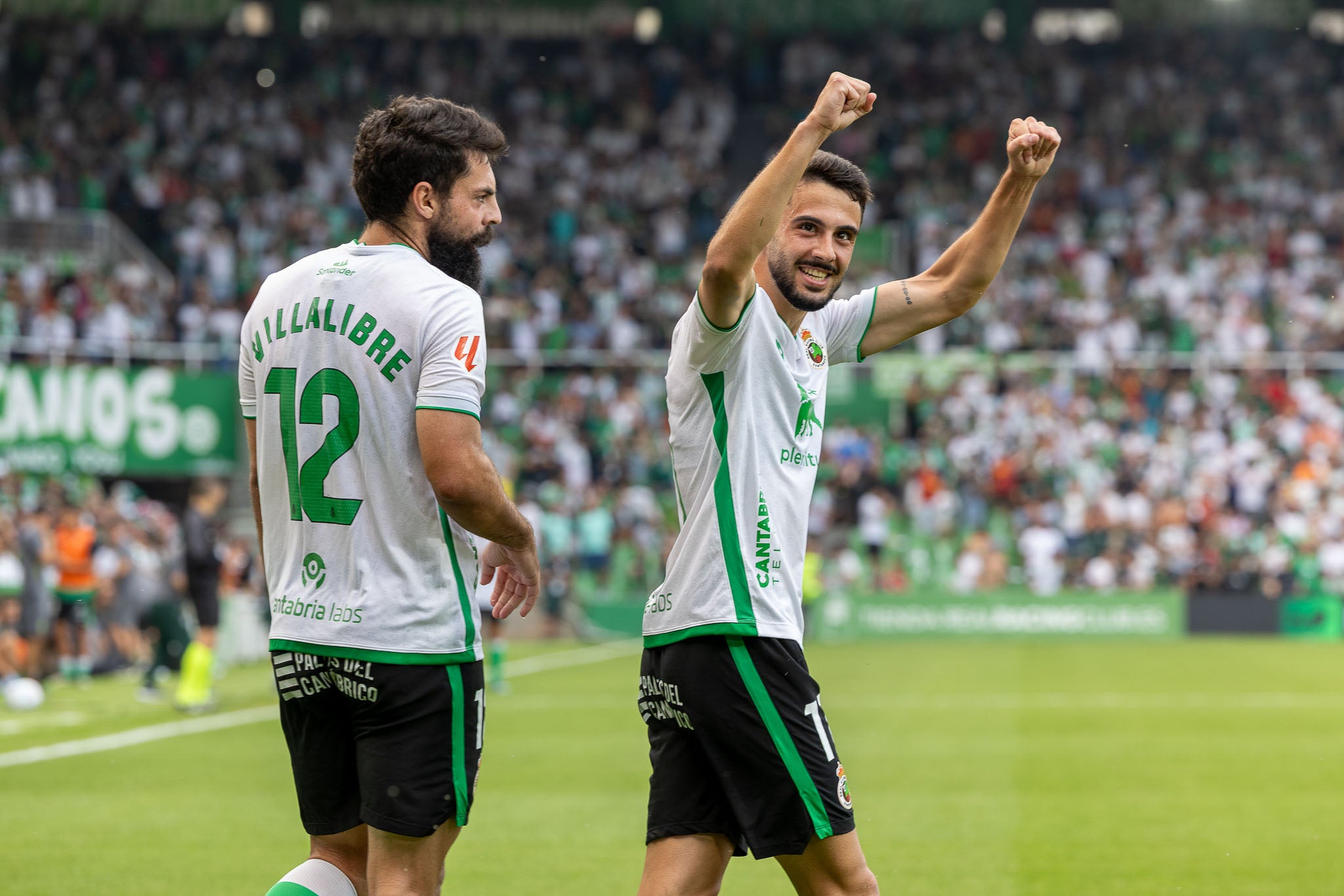 Andrés Martín, junto a Villalibre, celebra el segundo tanto racinguista. 