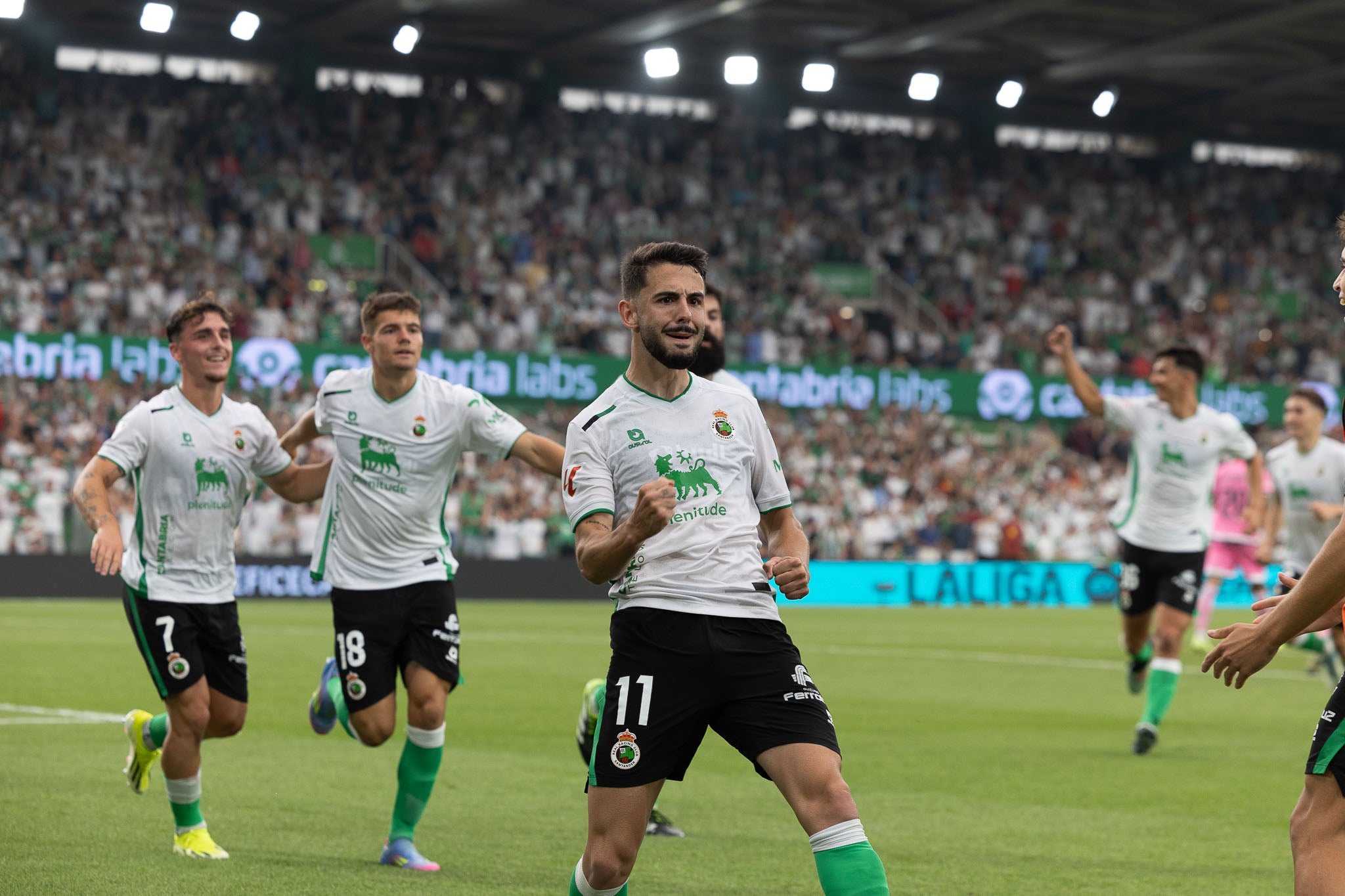 Andrés Martín celebra el tercer tanto racinguista, el segundo en su cuenta particular. 