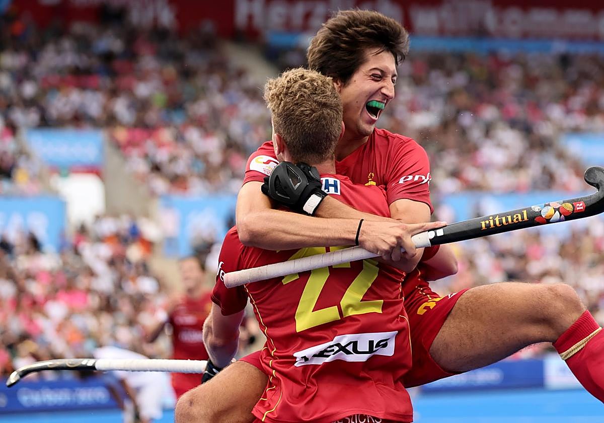 Nicolás Álvarez abraza a Pol Cabré (22) tras el segundo gol de España.