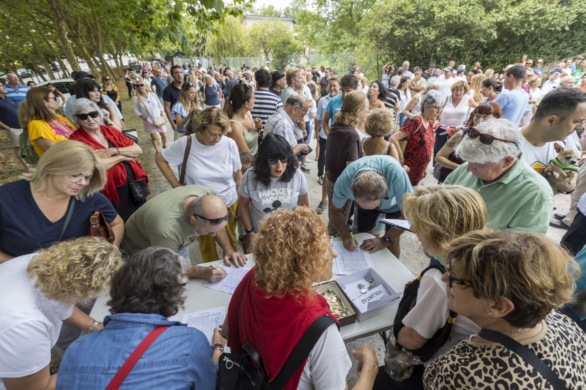 Los manifestantes no han dudado en sumarse a la recogida de firmas.