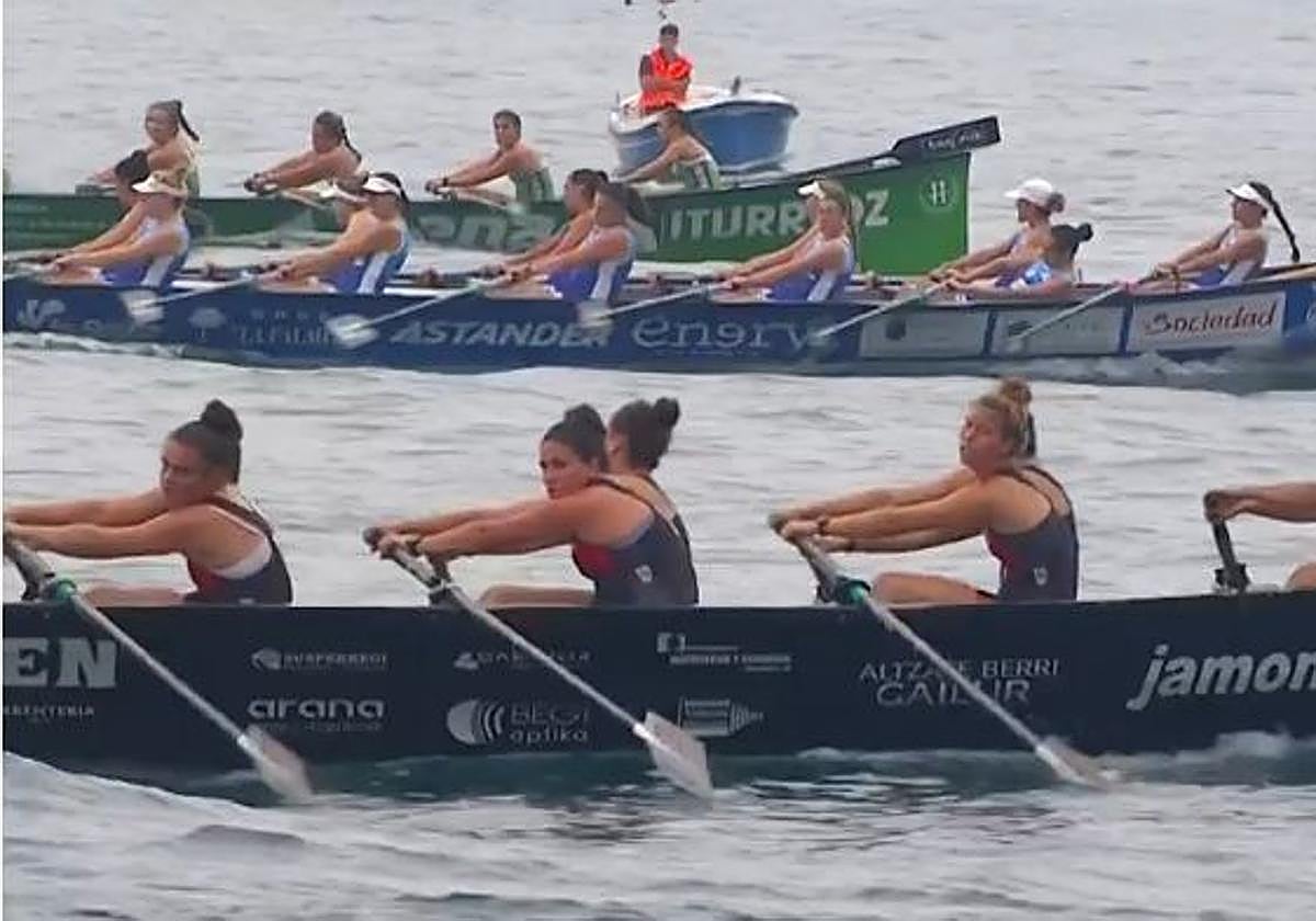 Hibaika, Astillero y Hondarribia, en los metros finales en la regata de Zarautz.