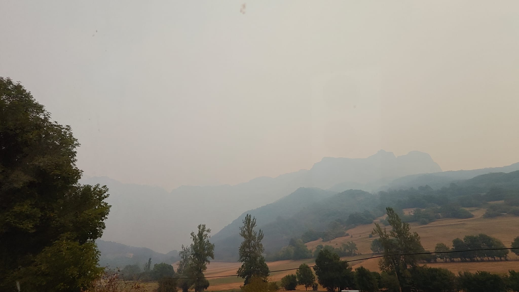 La humareda apenas deja ver los contornos de los macizos.