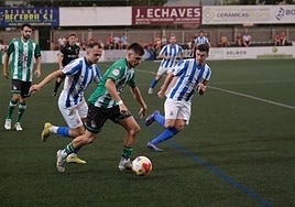 Edu Vega conduce el balón entre los gimnásticos Saúl y Alberto Gómez.