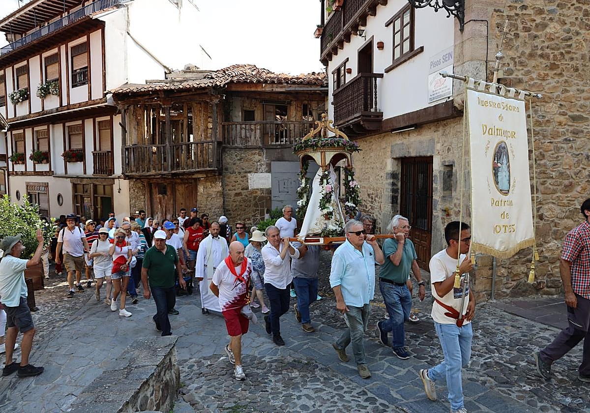 La Virgen de Valmayor es llevada en andas por las calles de Potes camino de su santuario