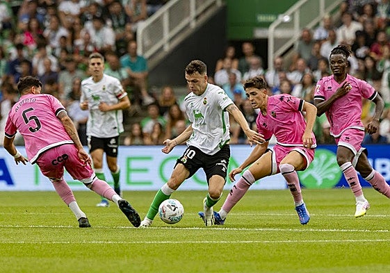 Íñigo Vicente conduce el balón entre varios rivales.
