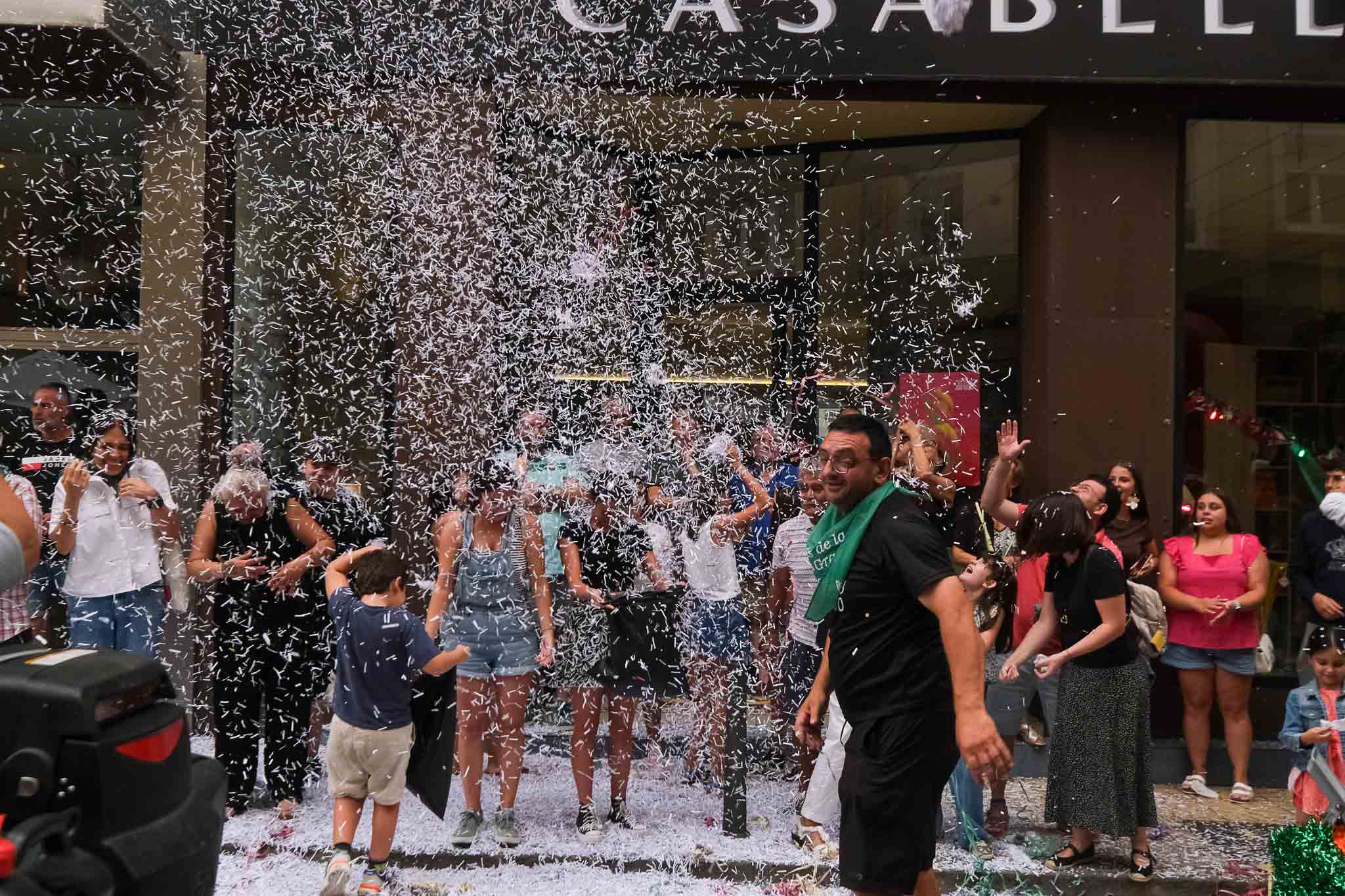 El confeti invadió las calles un año más durante la Gala Floral. 