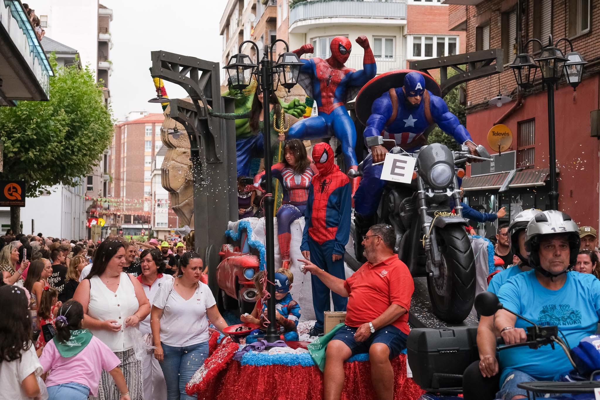 El octavo puesto recayó en la carroza 'Maleta de superhéroes', plagada de personas de la televisión y el mundo del cómic. 