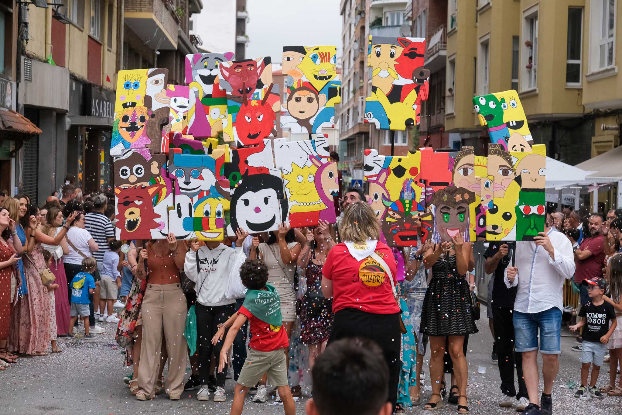 Participantes componen el letrero por piezas del Taller de Cabezudos.