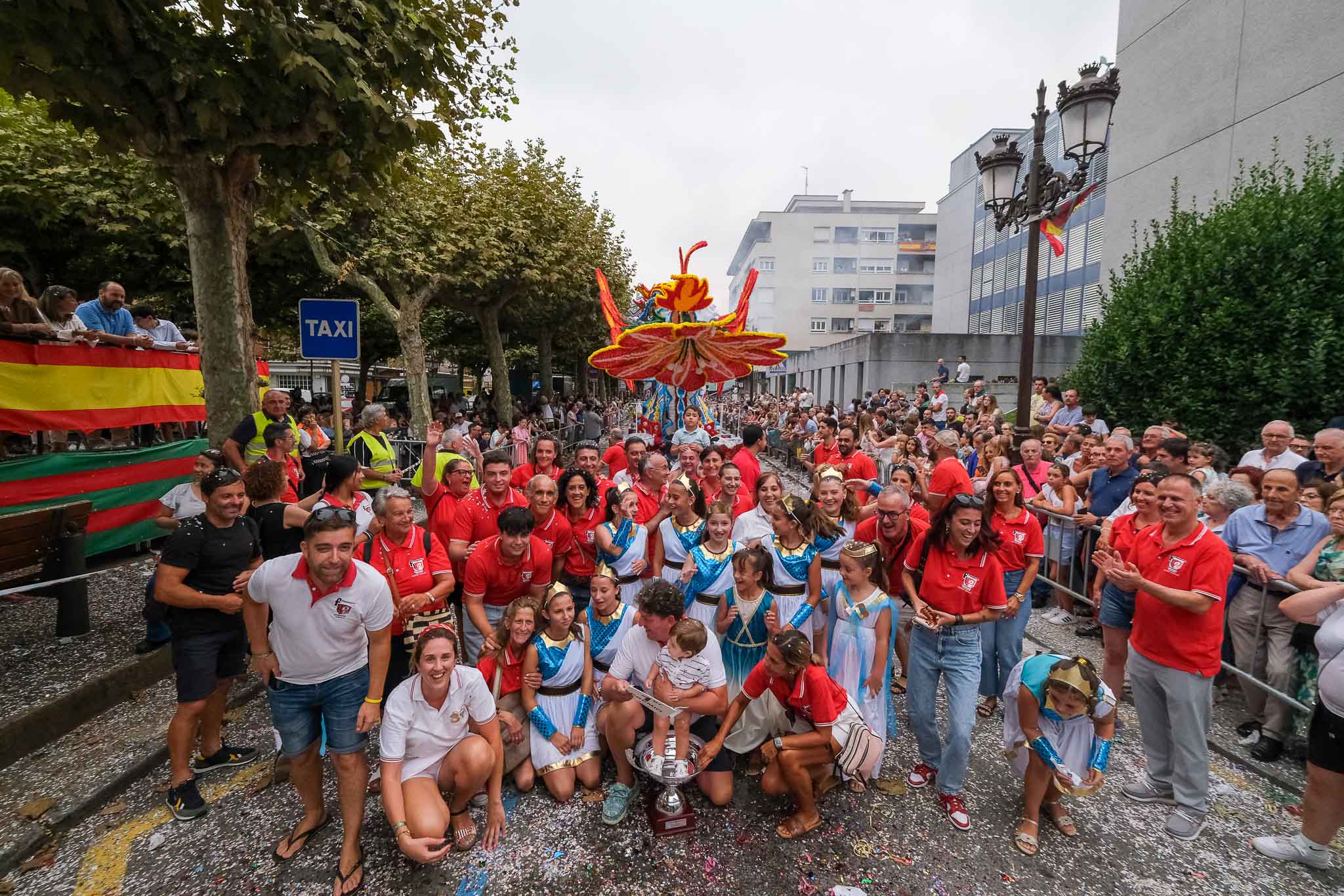 Integrantes de 'Pandora' (Francis 2), posan con el trofeo de ganadores de la Gala Floral, este domingo, en la Avenida de España. 