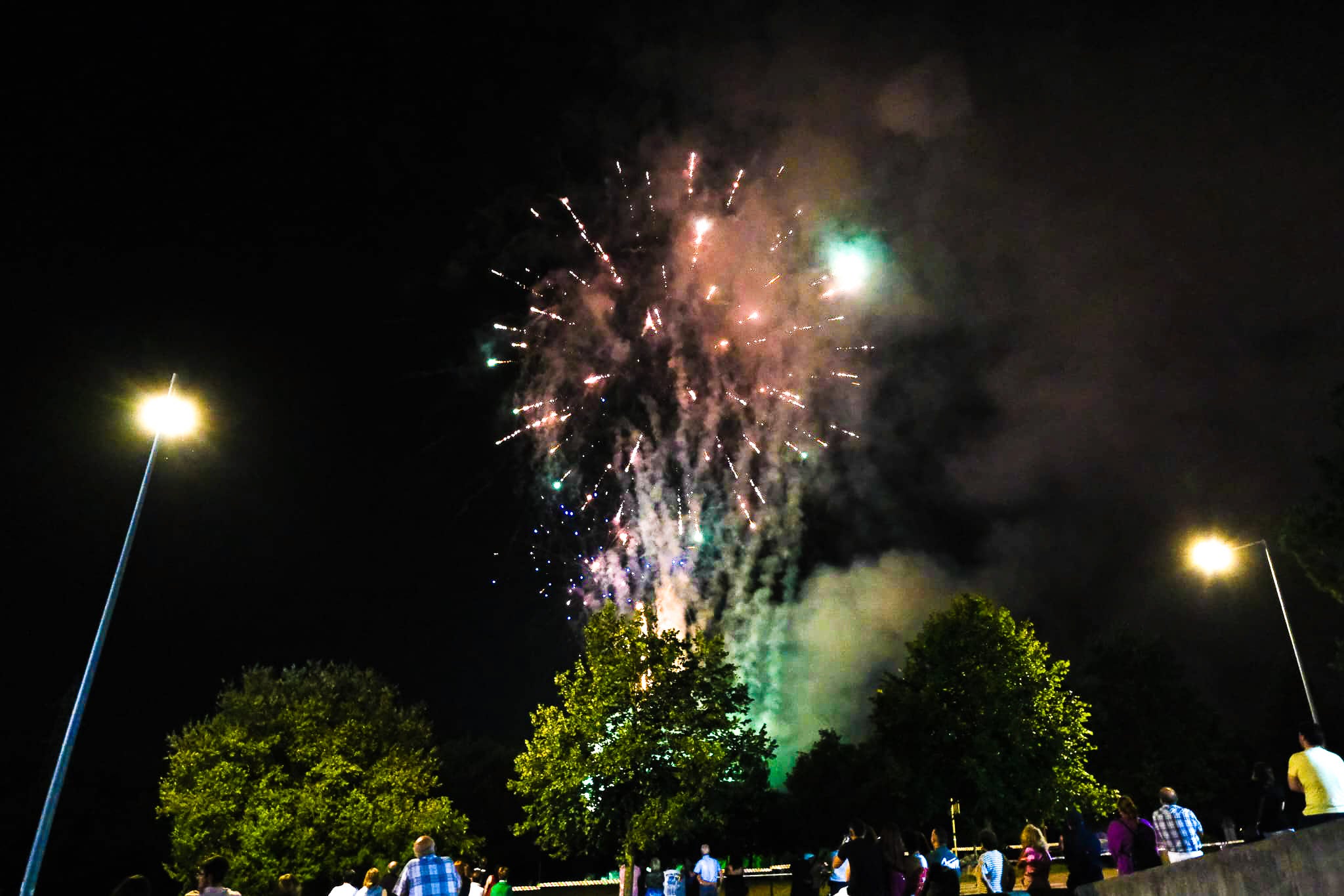 Cientos de personas acudieron aquí, a este balcón predilecto, para asistir al lanzamiento de hasta 99 kilos de explosivos –la normativa se endurece a partir del centenar–.