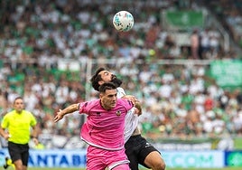 Villalibre disputa un balón aéreo.