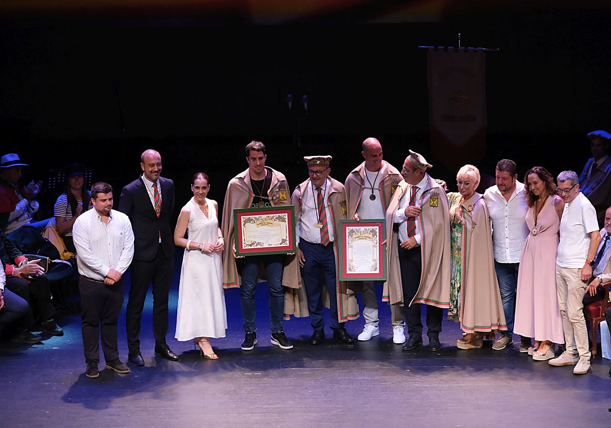 Reconocimiento a Cofrades de Honor con el alcalde y directora de Turismo de Cantabria.