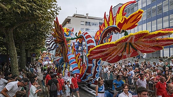 La magia de 'Pandora' reluce en la Gala Floral de Torrelavega