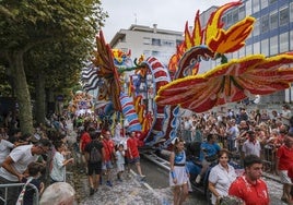La carroza ganadora del certamen, 'Pandora', avanza durante el desfile, en una abarrotada Avenida de España.