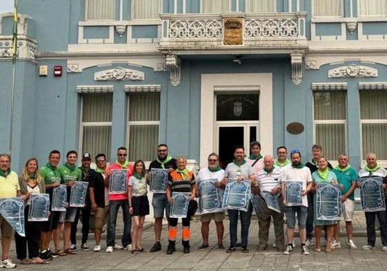 Presentación del programa de fiestas frente al Ayuntamiento de Colindres.