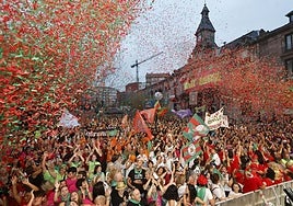 Las peñas celebran el inicio de fiestas durante el pregón.