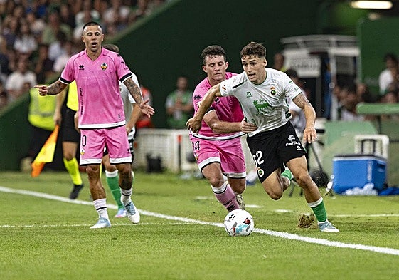Jorge Salinas conduce el balón y Sergio Sanchís, del Castellón, trata de frenarlo