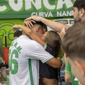 El canterano, al final del partido, cuandoentre lágrimas saludo a su familia y amigos antes de participarcon sus compañeros en la habitual despedida de la aficióny comunión con la Gradona.