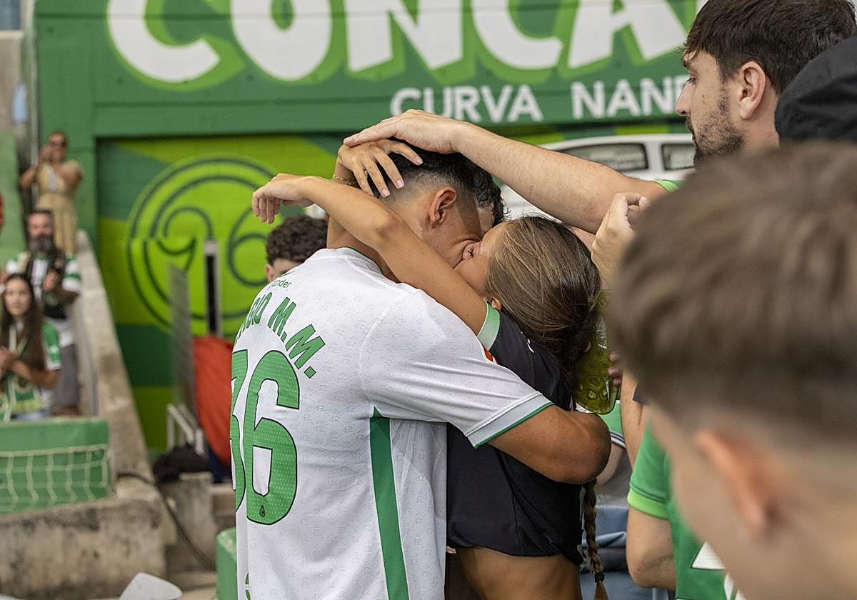 El canterano, al final del partido, cuando entre lágrimas saludo a su familia y amigos antes de participar con sus compañeros en la habitual despedida de la afición y comunión con la Gradona.