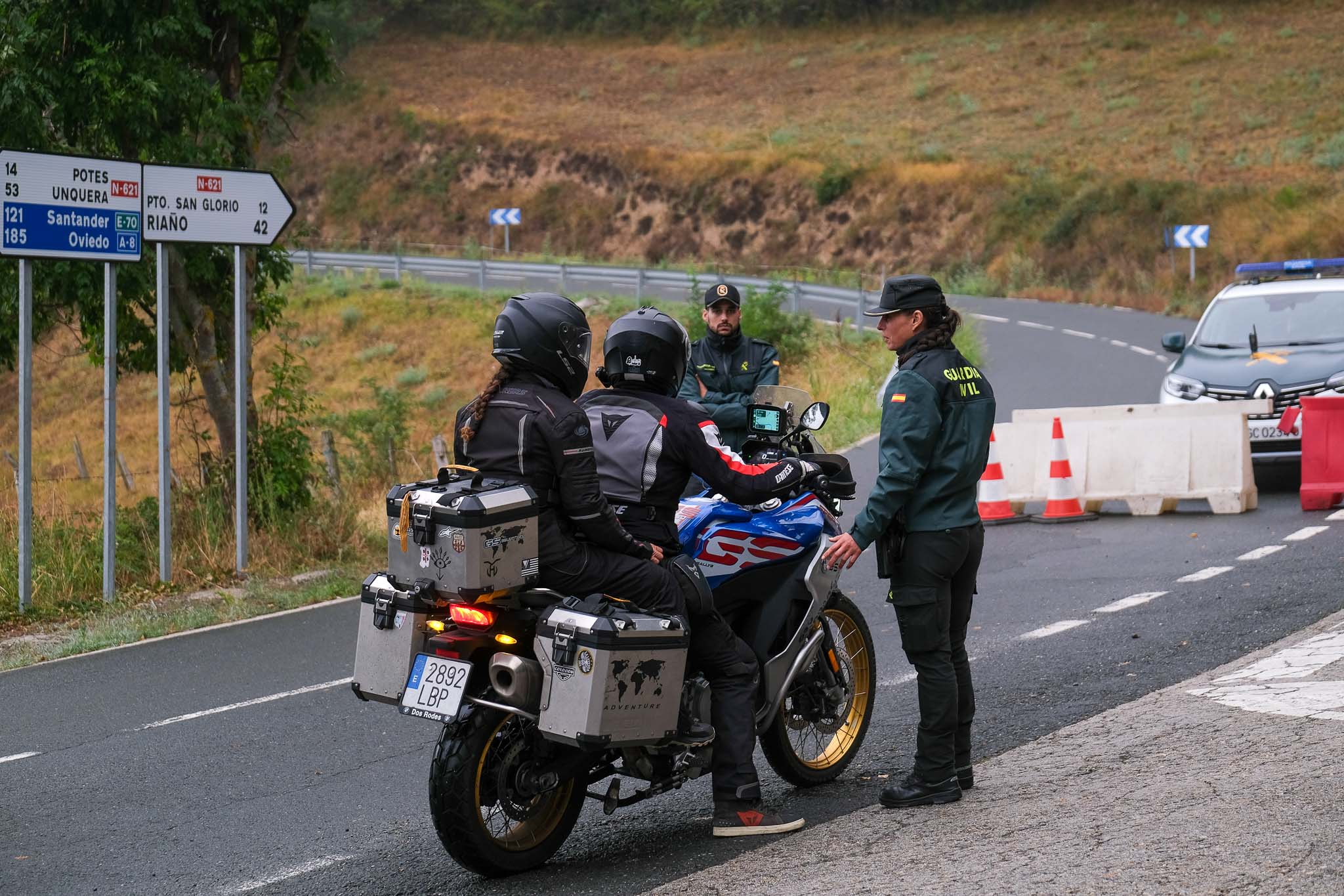 Una patrulla de la Guardia Civil se encuentra apostada en el cruce hacia Dobarganes para indicar a todos los vehículos que deben darse la media vuelta.
