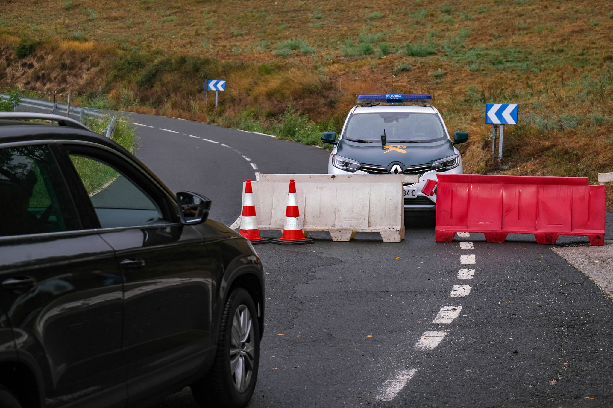 La Guardia Civil de Cantabria mantiene cortada la N-621, a la altura de Dobarganes.