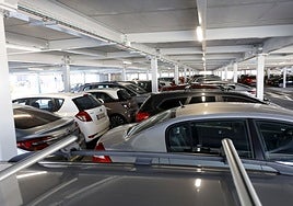 Vehículos estacionados en el aparcamiento de La Carmencita, en Torrelavega.