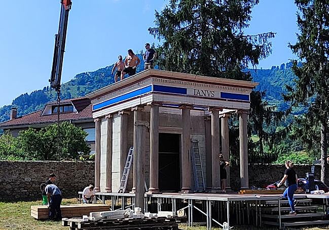 Levantando un Templo de Jano a escala real.