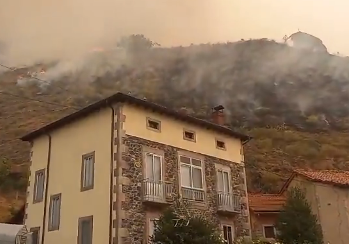 Imágenes del fuego controlado en Barniedo de la Reina (León).