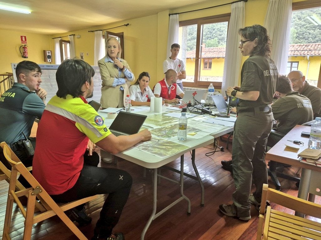 La consejera de Presidencia en el Puesto de Mando Avanzado ubicado en la Biblioteca de La Vega, en Vega de Liébana.