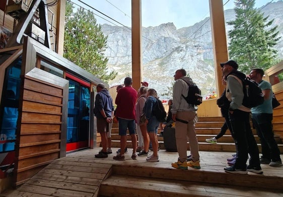 Turistas entrando en la cabina poco después de que reabriese sus puertas al público.