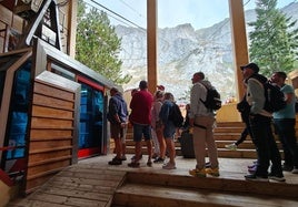 Turistas, esta mañana, en el teleférico de Fuente Dé.