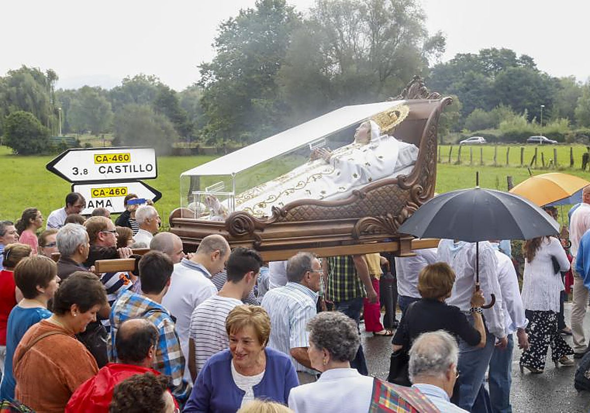 Imagen de una edición anterior de la procesión de la Virgen de la Cama.