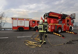 Dos bomberos del Servicio Cántabro de Emergencias, en una imagen de archivo de un incendio forestal en Udías.