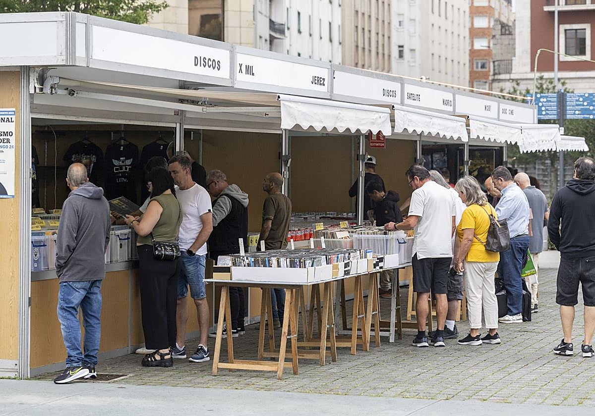 Los primeros visitantes de la Feria tuvieron ayer la oportunidad de recorrer los 16 expositores con todo tipo de discos.