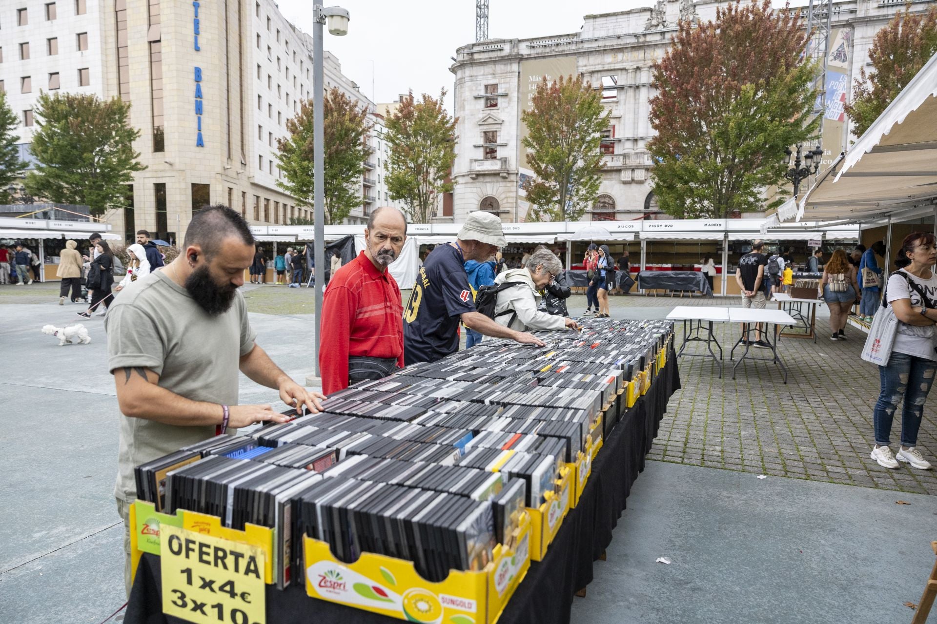 Vinilos, CD, casetes, DVD, Blu-ray, libros, camisetas, chapas, pósters y láminas conviven en un mosaico donde cada portada encierra una historia.
