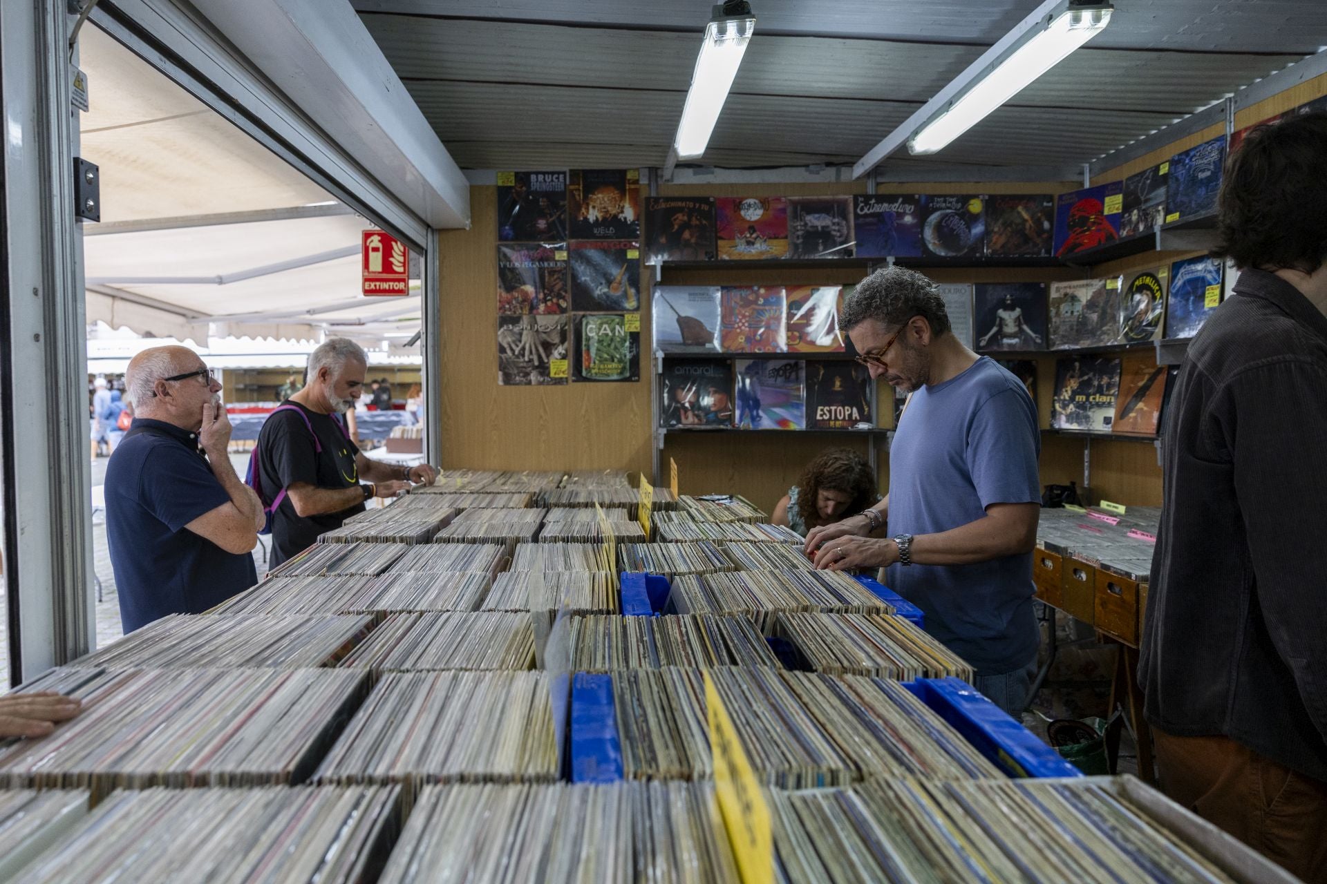 Durante esta ruta musical el visitante puede encontrarse tanto con primeras ediciones de rock clásico como con rarezas de jazz, folk, flamenco o música indie.