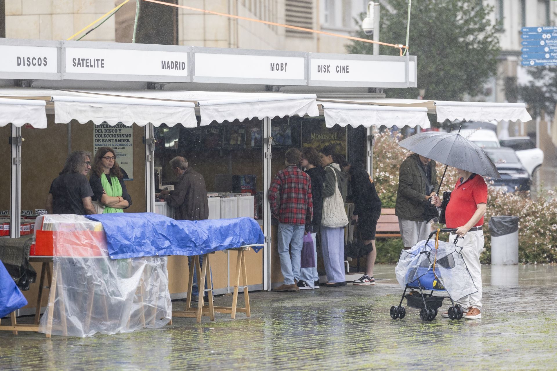 La lluvia de ayer obigó a cubrir los puestos.