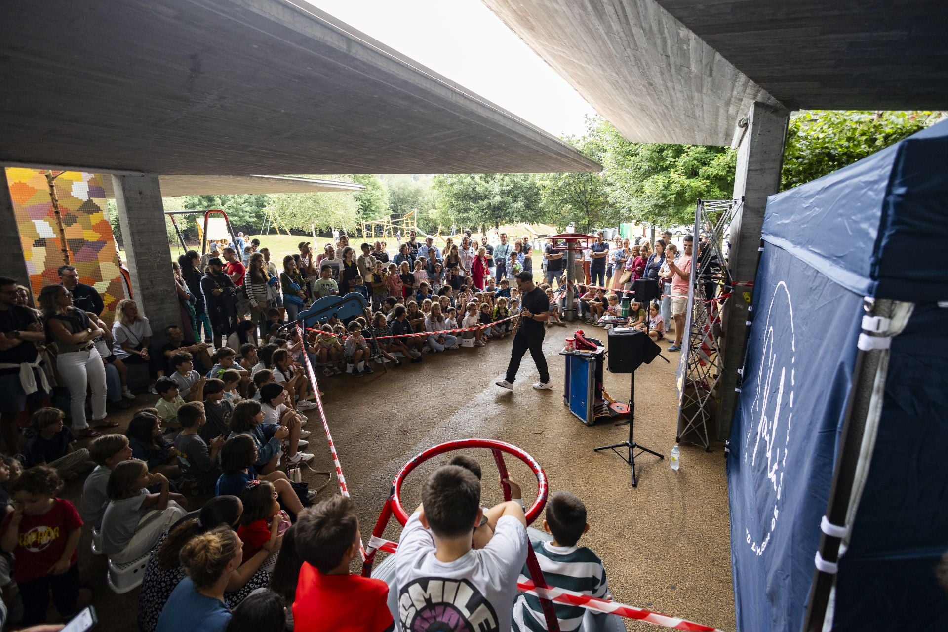Un gran público llega a la disfrutar el espectáculo del mago Edu