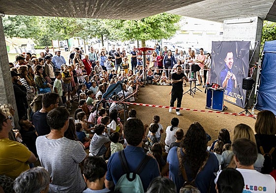 El mago Edu sorprende al público en la inauguración del festival