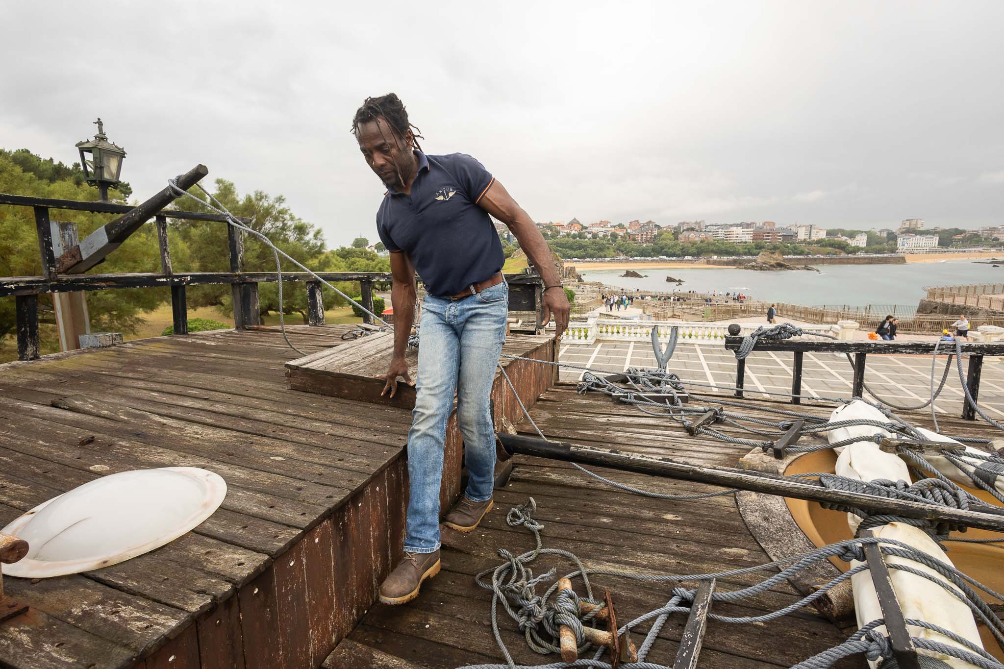 Abaga camina por la cubierta de uno de los navíos, con cuidado de no dar un paso en falso y que la madera ceda bajo sus pies.