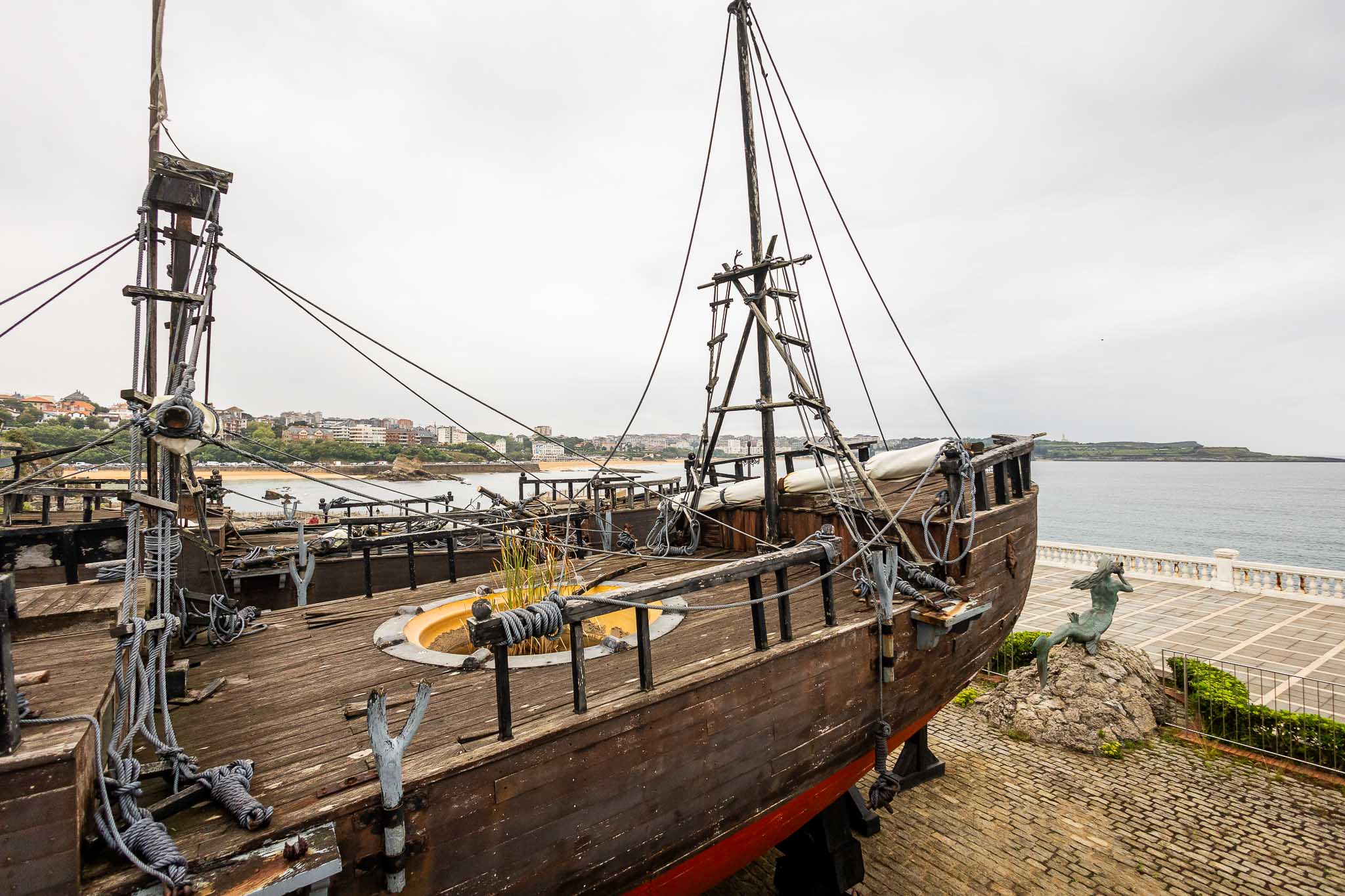 Debido a la falta de mantenimiento, alguna cubierta ve crecer malas hierbas en su cubierta.