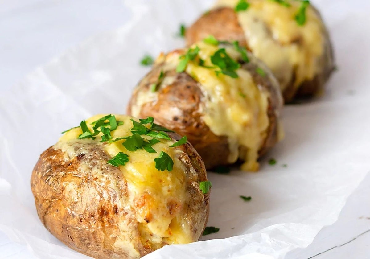 Patatas asadas con queso y bacon.