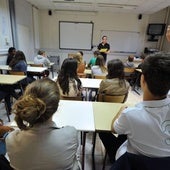 Una profesor imparte una clase en un colegio.